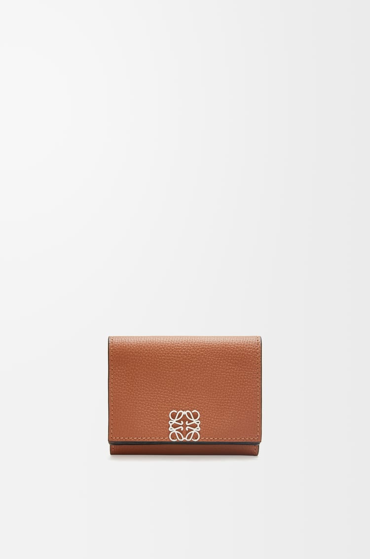 LOEWE アナグラム トライフォールド ウォレット（ペブルグレインカーフ） タン