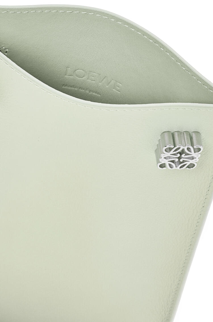 LOEWE Bolso Dice Pocket en piel de ternera Light Celadon