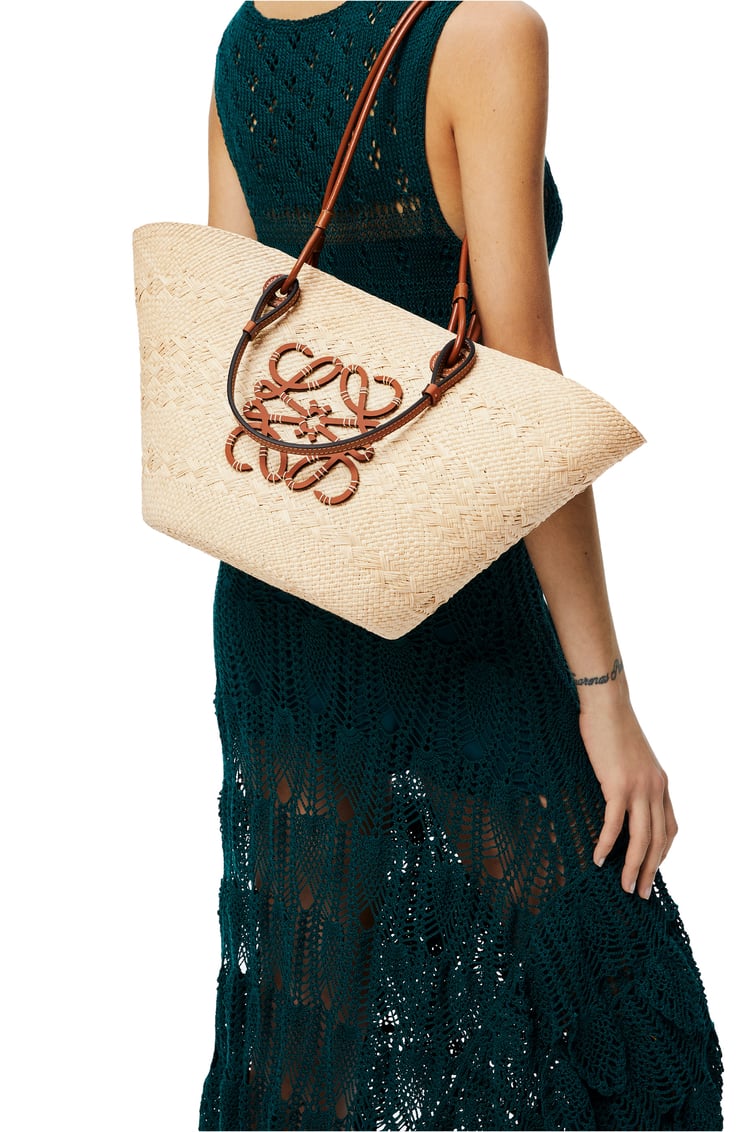 LOEWE Medium Anagram Basket bag in iraca palm and calfskin Natural/Tan
