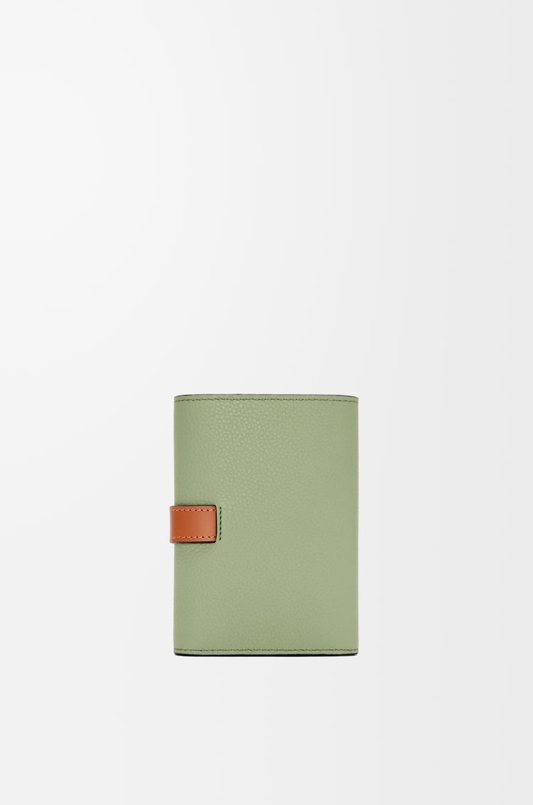LOEWE バーティカル ウォレット スモール（ソフトグレインカーフ） ローズマリー/タン