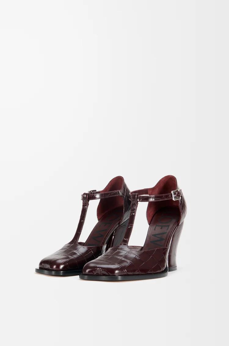 LOEWE Onda T-bar pump in embossed calfskin Burgundy