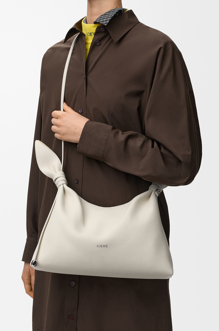 LOEWE Bolso Scarf mediano en piel de ternera lisa Blanco Suave