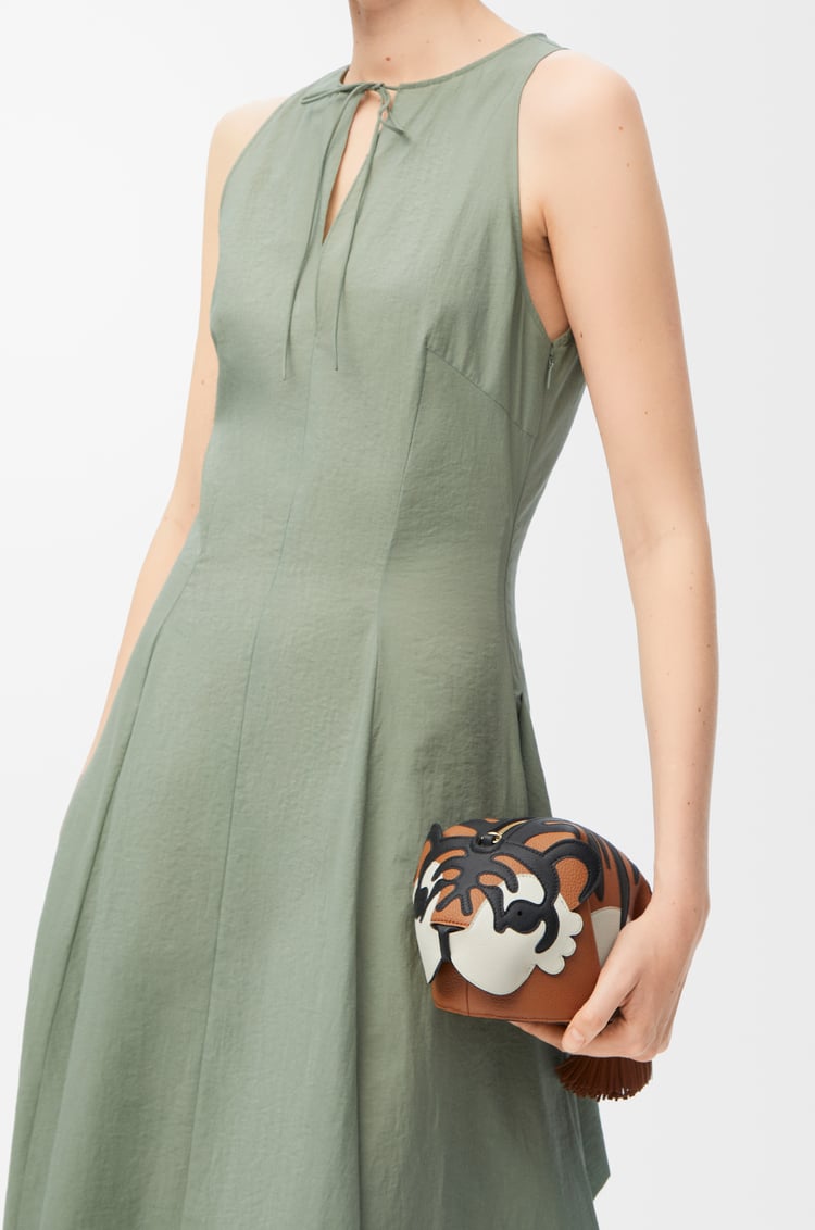 LOEWE Bolso Tiger en piel de ternera Coñac
