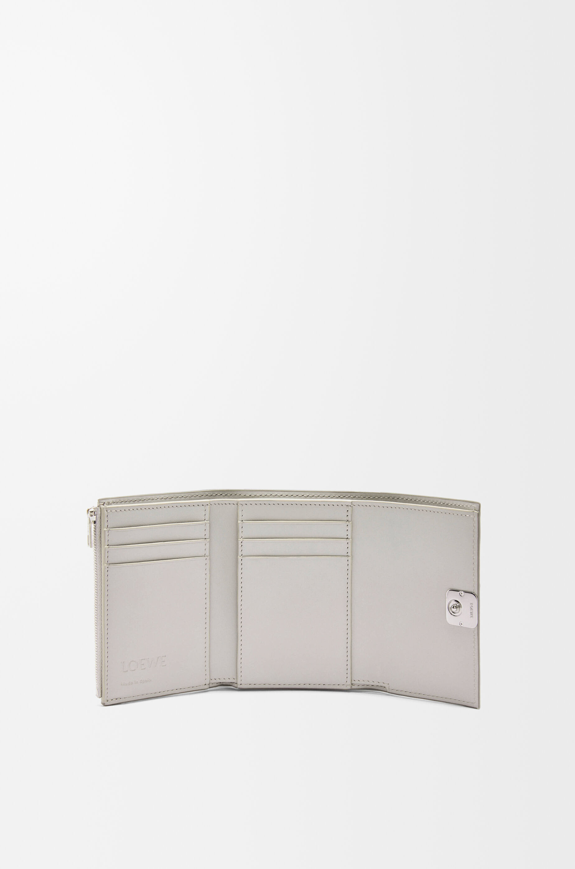 パファー アナグラム バーティカル ウォレット スモール（シャイニーナパカーフ） シルバー - LOEWE