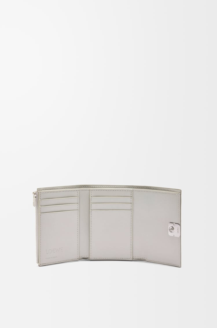 LOEWE Cartera vertical pequeña Anagram Puffer en piel napa de ternera Plata