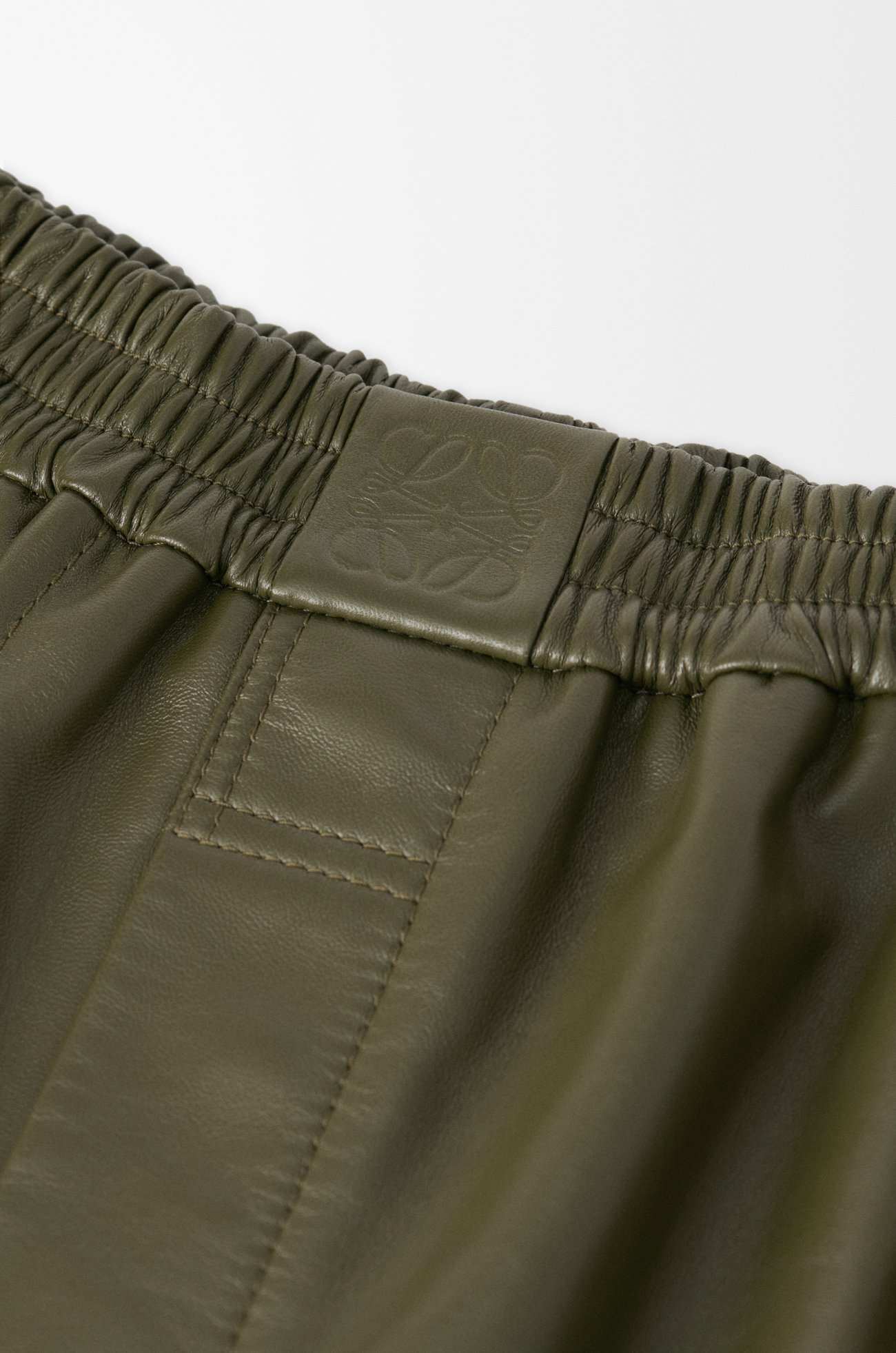 LOEWE Short en cuir d'agneau nappa Vert Kaki