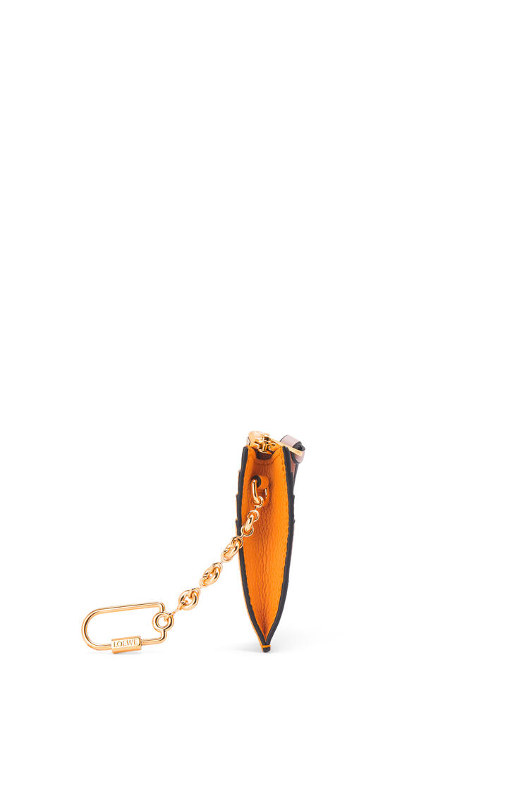 LOEWE Tarjetero cuadrado en piel de ternera graneada con cadena Mandarina/Coral