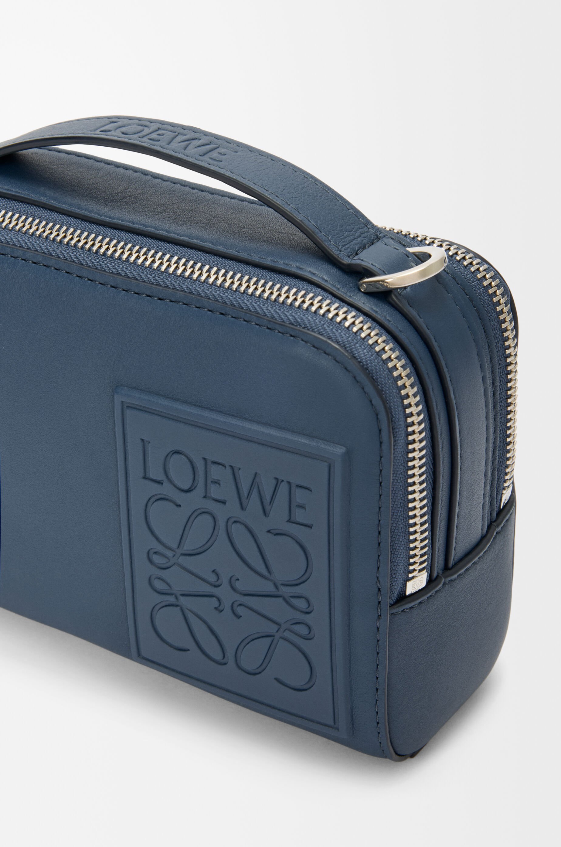 クロスボディ カメラバッグ ミニ（サテンカーフ） ブルー - LOEWE