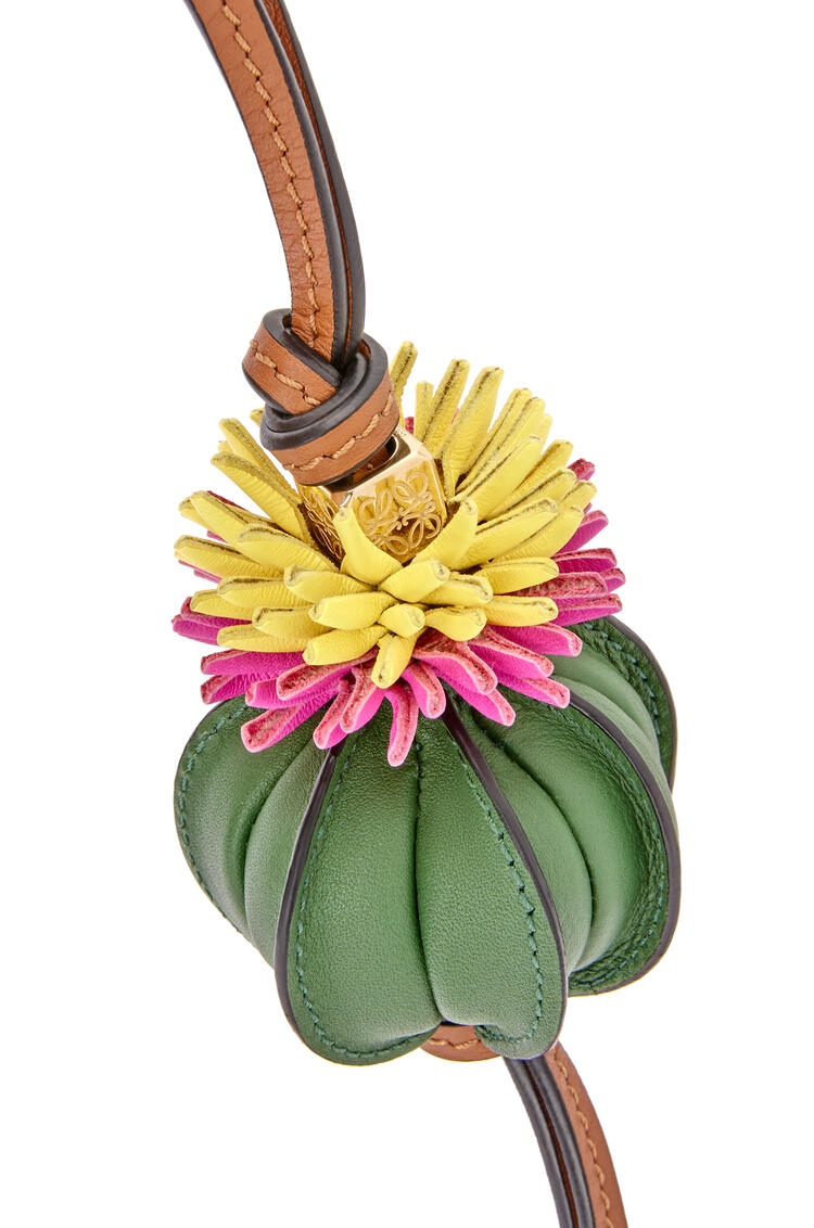 LOEWE Charm Cactus en piel de ternera y latón Verde / Multicolor