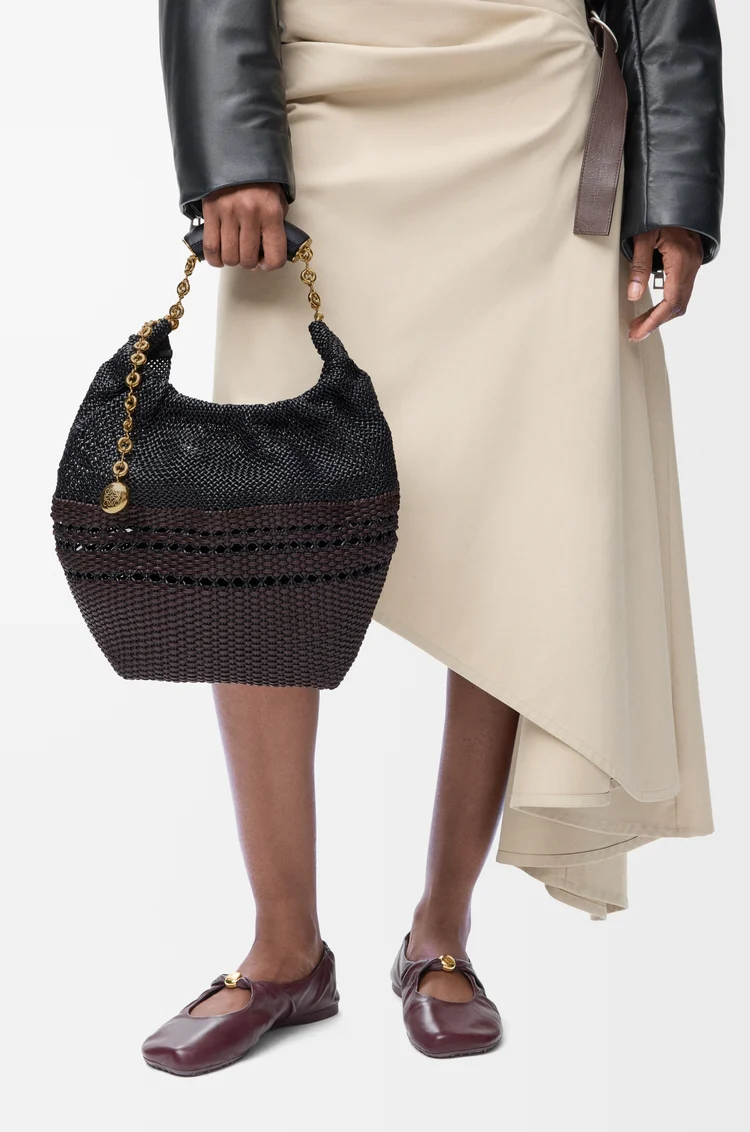 LOEWE Borsa Squeeze piccola in nappa di vitello intrecciata Nero/Marrone