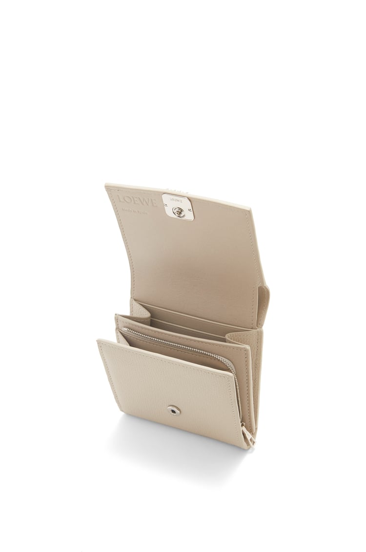 LOEWE Anagram compact flap wallet in pebble grain calfskin 淺灰色