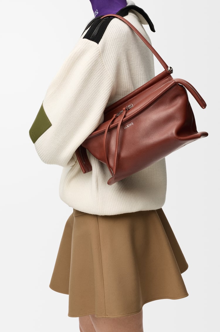 LOEWE Borsa Whisker piccola in pelle di vitello smaltata Cognac