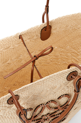 LOEWE 大号伊拉卡棕榈纤维和牛皮革 Anagram Basket 手袋 原色/棕褐色 plp_rd