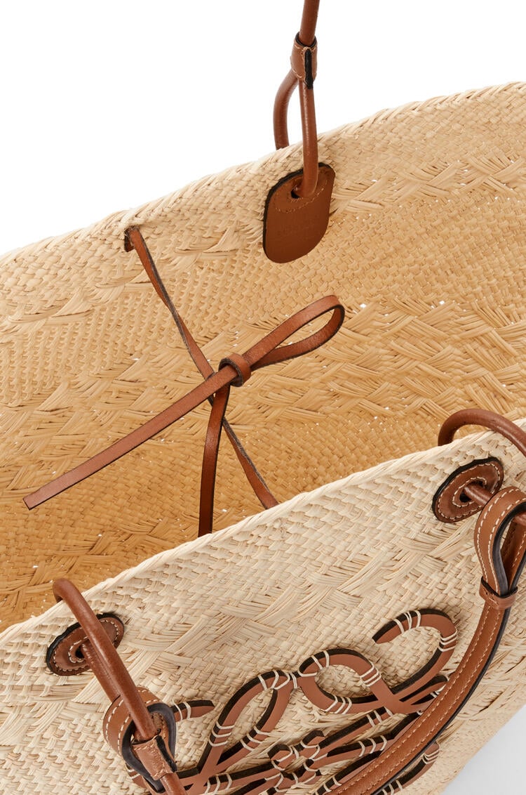 LOEWE Bolso Anagram Basket grande en palma de iraca y piel de ternera Natural/Bronceado pdp_rd