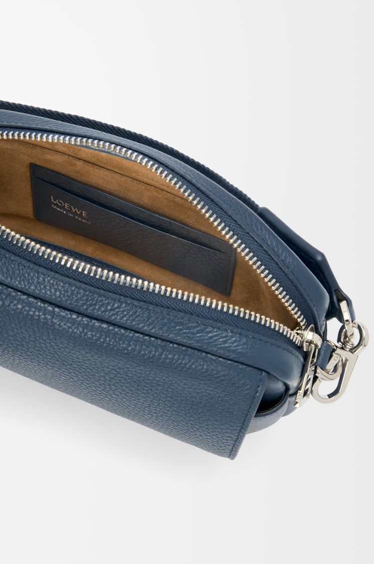 LOEWE ペブル メッセンジャーバッグ スモール（サプルグレインカーフ） インディゴダイ