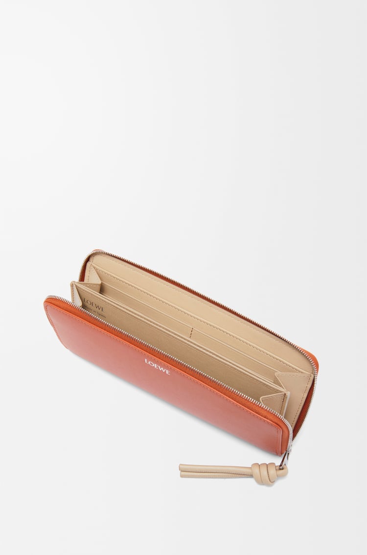 LOEWE ノット ジップアラウンド ウォレット（シャイニーナパカーフ） メープル/ペーパークラフト