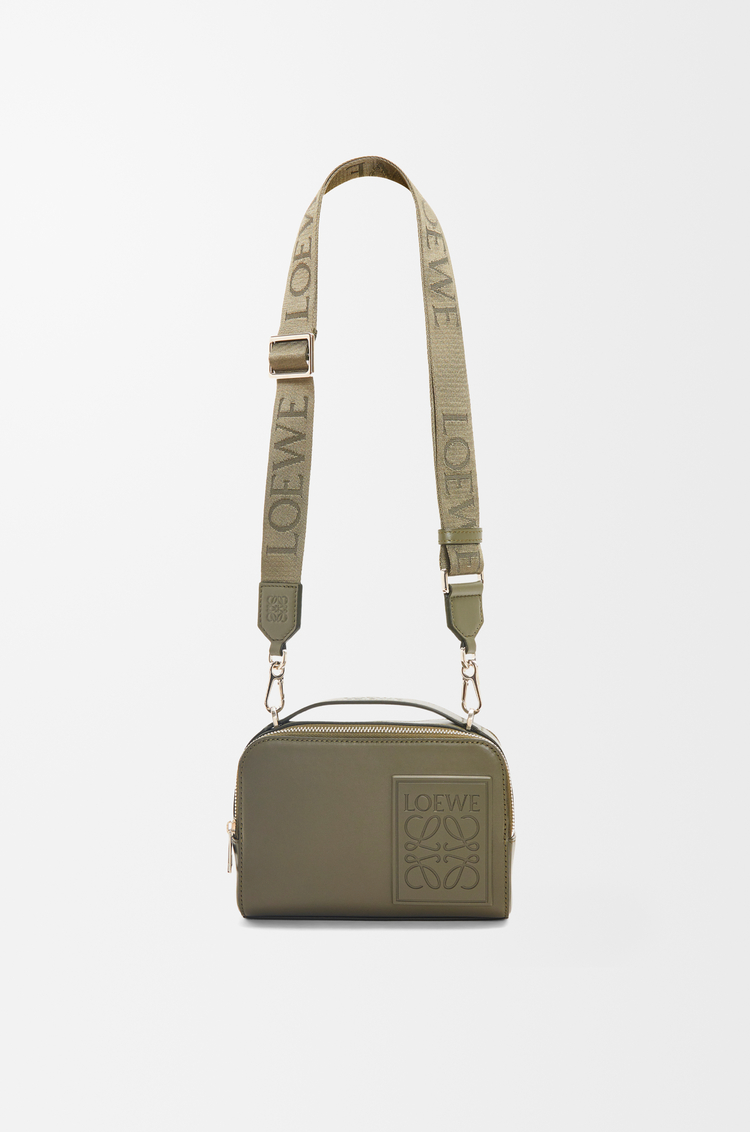 LOEWE Bolso bandolera Mini Camera en piel de ternera satinada Verde Caqui