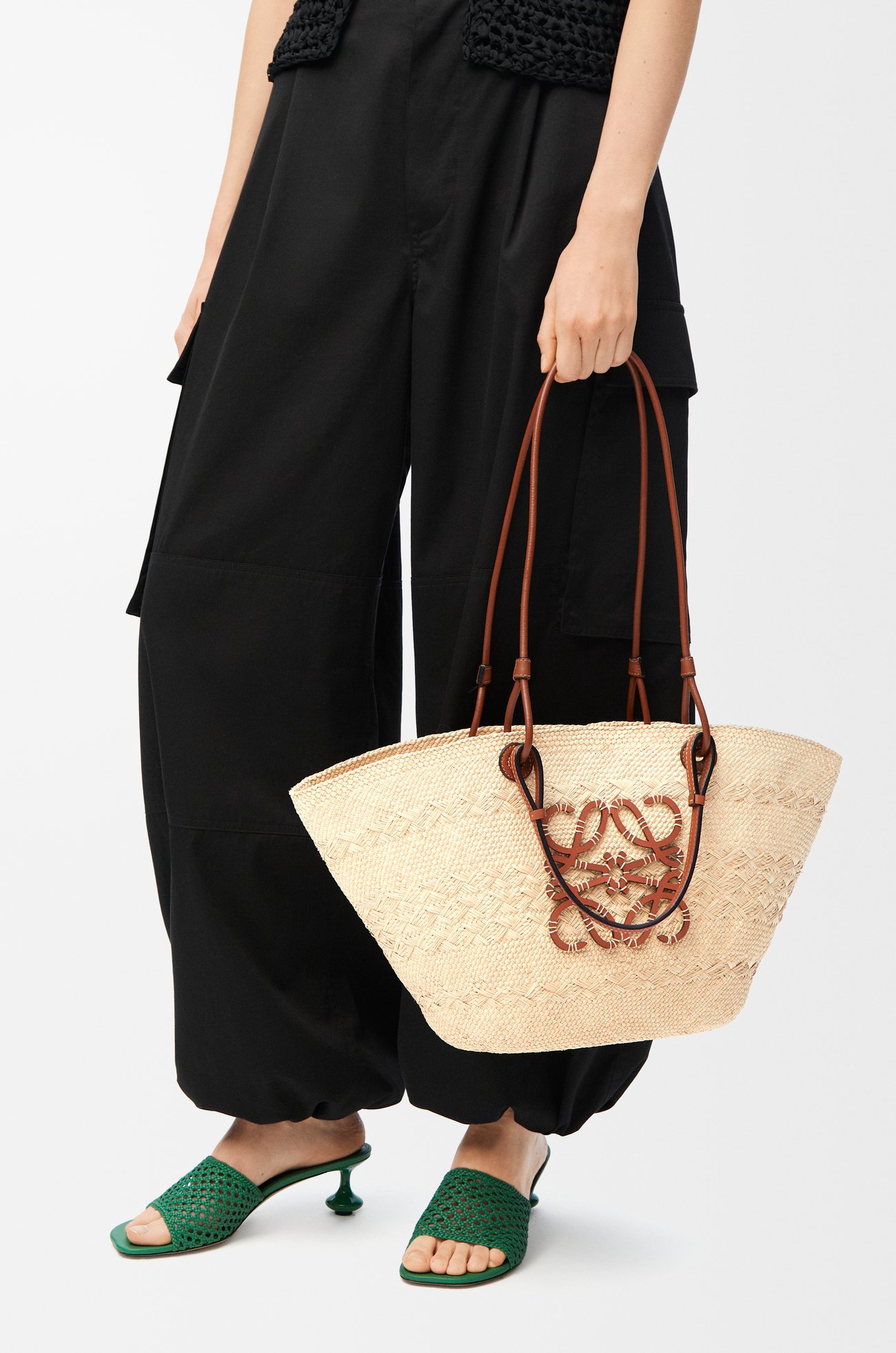 LOEWE Bolso capazo Anagram mediano en palma de iraca y piel de ternera Natural/Bronceado