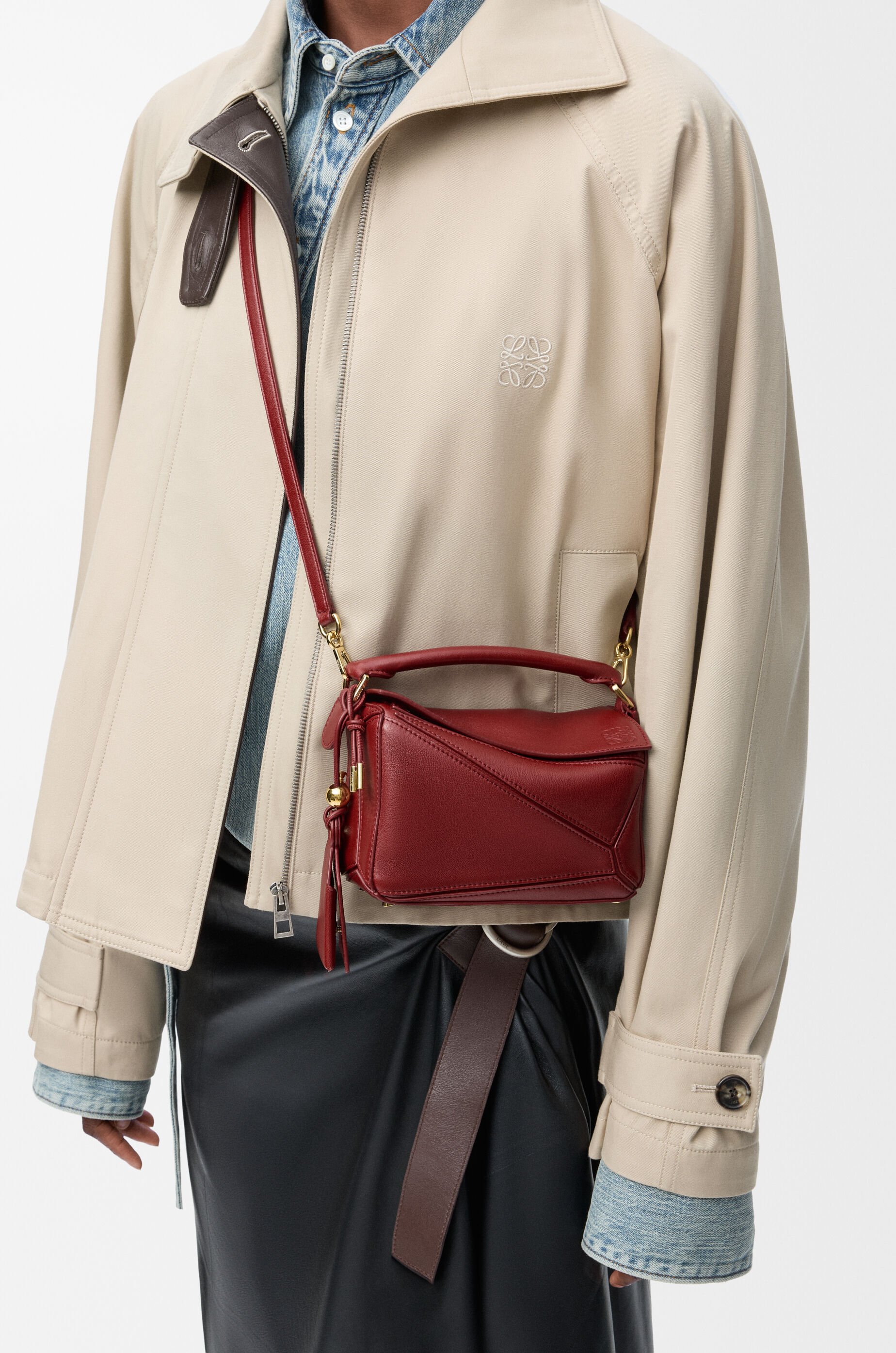 フェザーライト パズルバッグ ミニ（ナパラム） レッド - LOEWE