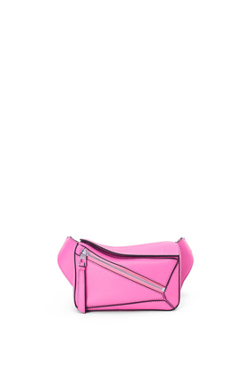 LOEWE Riñonera Puzzle mini en piel de ternera clásica Rosa Neon plp_rd