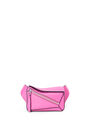 LOEWE Riñonera Puzzle mini en piel de ternera Rosa Neon