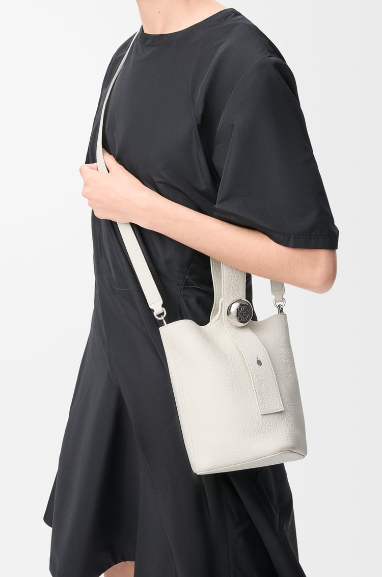 LOEWE Mini Pebble bucket en cuir de veau grainé souple Blanc Doux