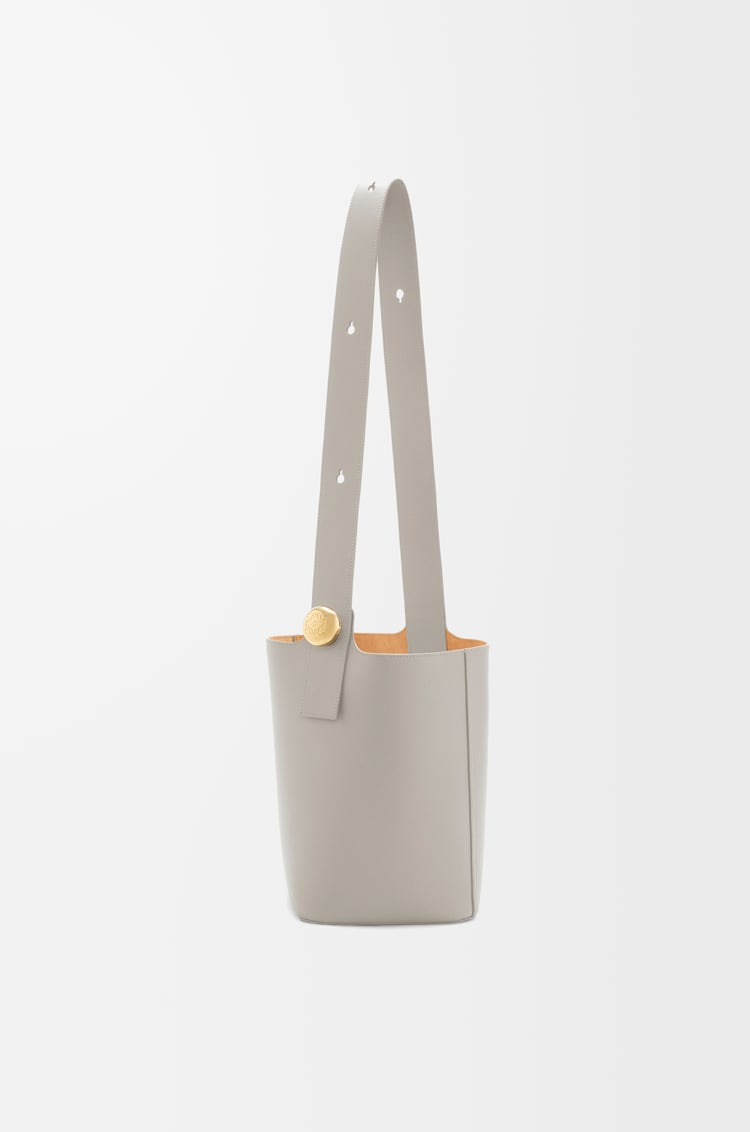 LOEWE Medium Pebble bucket in smooth calfskin Shell Grey