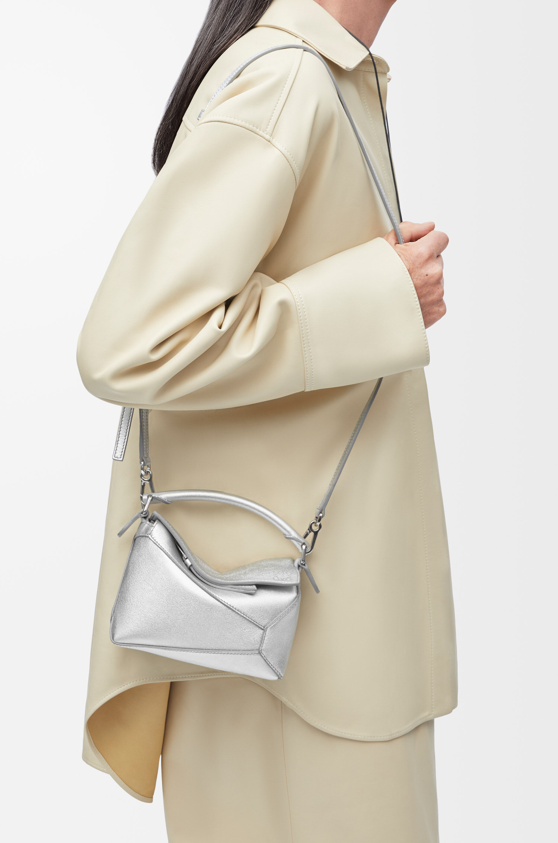 パズルエッジ バッグ ミニ（ラミネートラム） シルバー - LOEWE