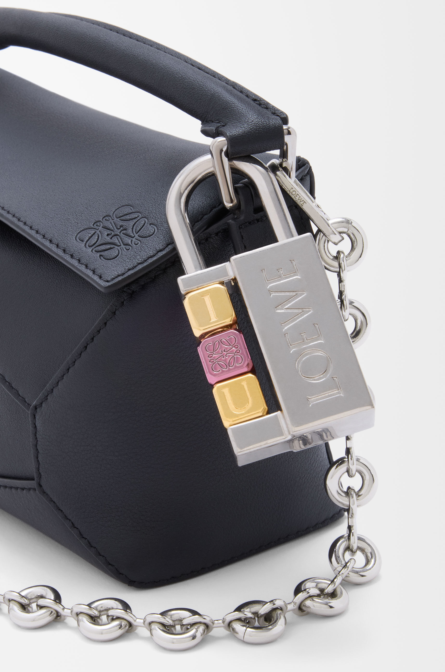 ★新作【LOEWE】真鍮製の南京錠チャーム Padlock charm in brass Silver - LOEWE