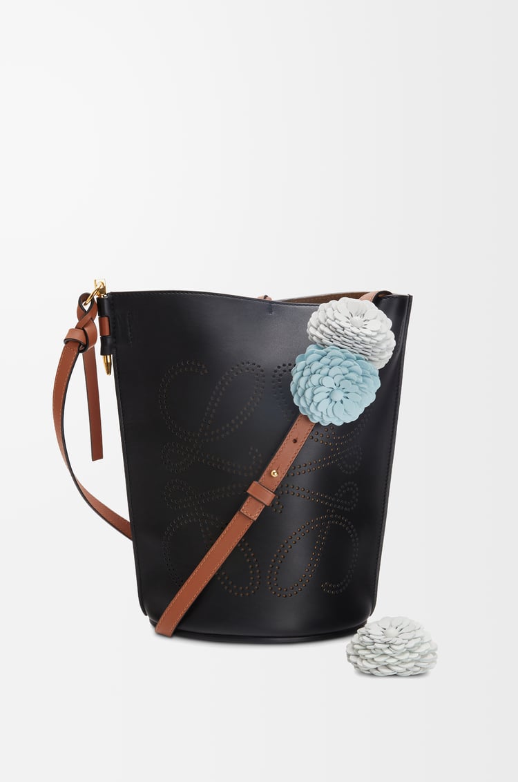 LOEWE Flor en piel de ternera con tachuelas Azul Cristal