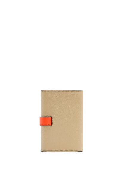LOEWE Small vertical wallet in soft grained calfskin 黏土綠/豔橘色 plp_rd
