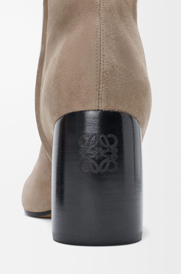 LOEWE Bottines Oval en agneau velours stretch Hazelnut