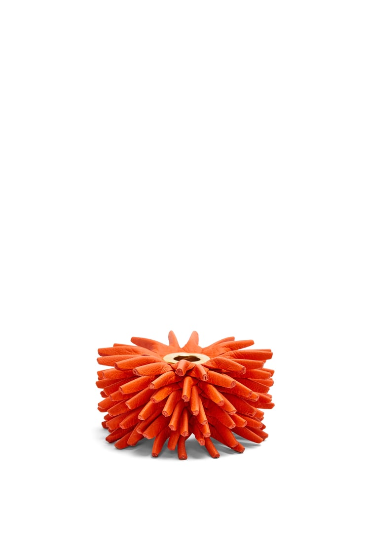 LOEWE フラワー チャーム スモール (カーフ&真鍮) ビビッドオレンジ