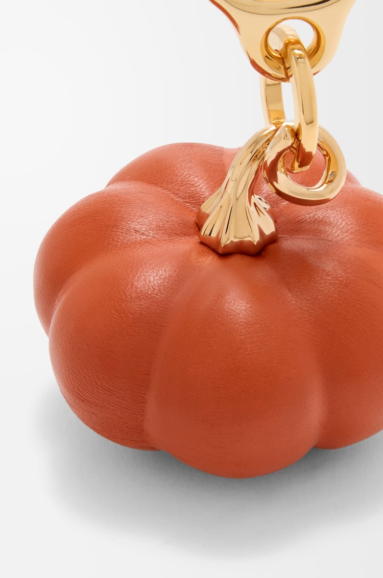 LOEWE Charm Pumpkin en piel de cordero Naranja/Dorado