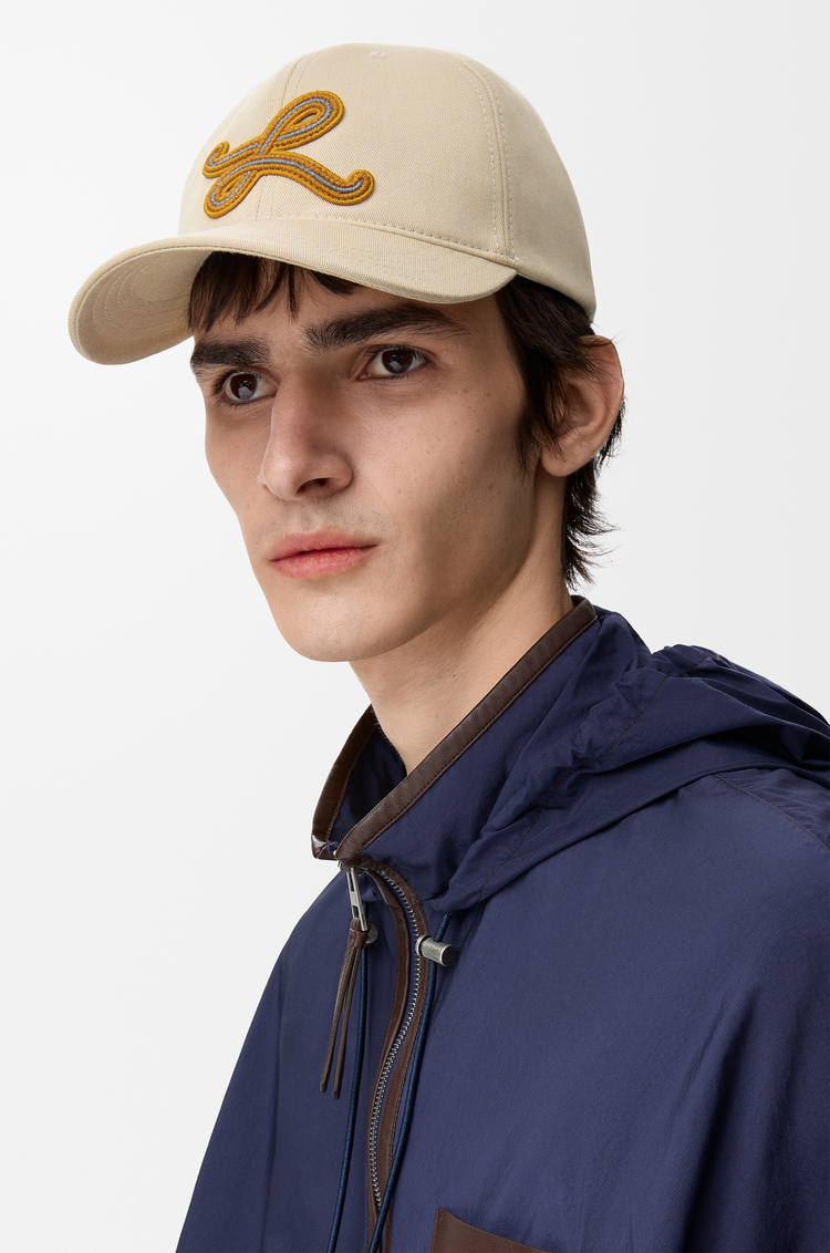 LOEWE Gorra con parche L en algodón Beige
