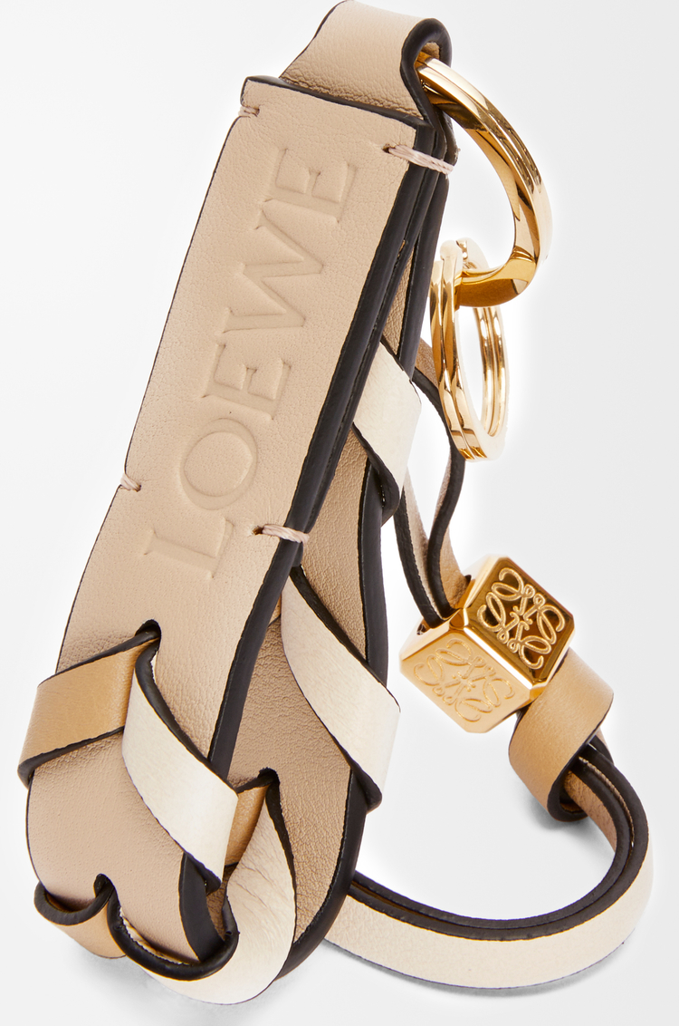 LOEWE Llavero con correa trenzada de piel de ternera Angora/Beige Empolvado/Dorado