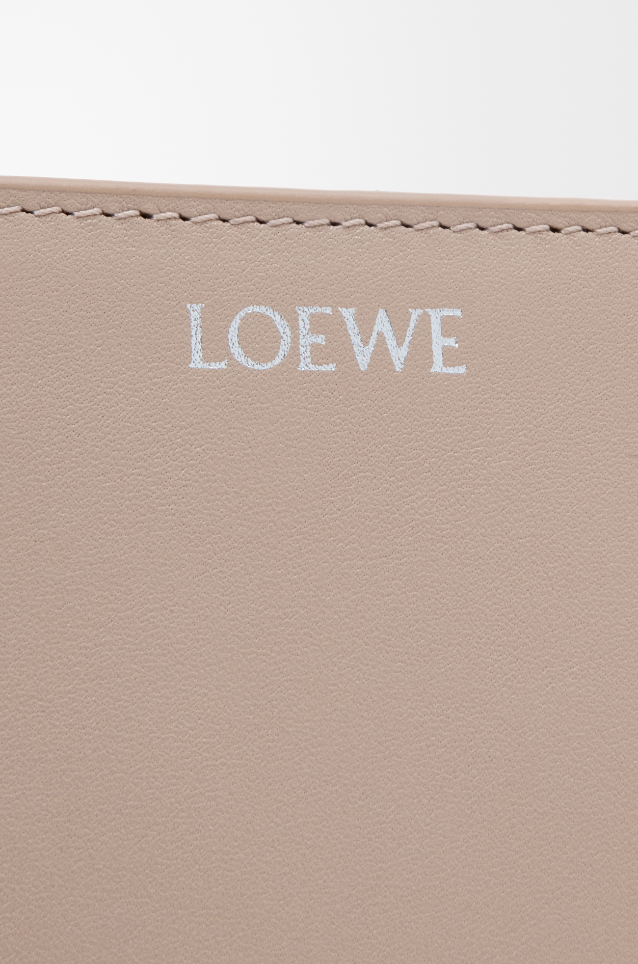 LOEWE Cartera compacta Knot en piel napa de ternera Arcilla/Ciruela
