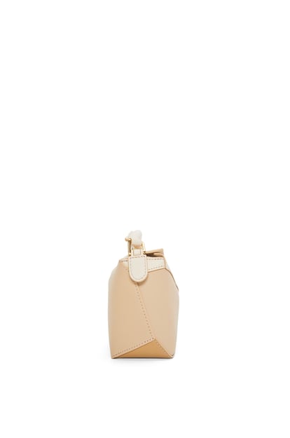 LOEWE Mini Puzzle bag in classic calfskin 安哥拉兔毛白/灰褐色/金色 plp_rd