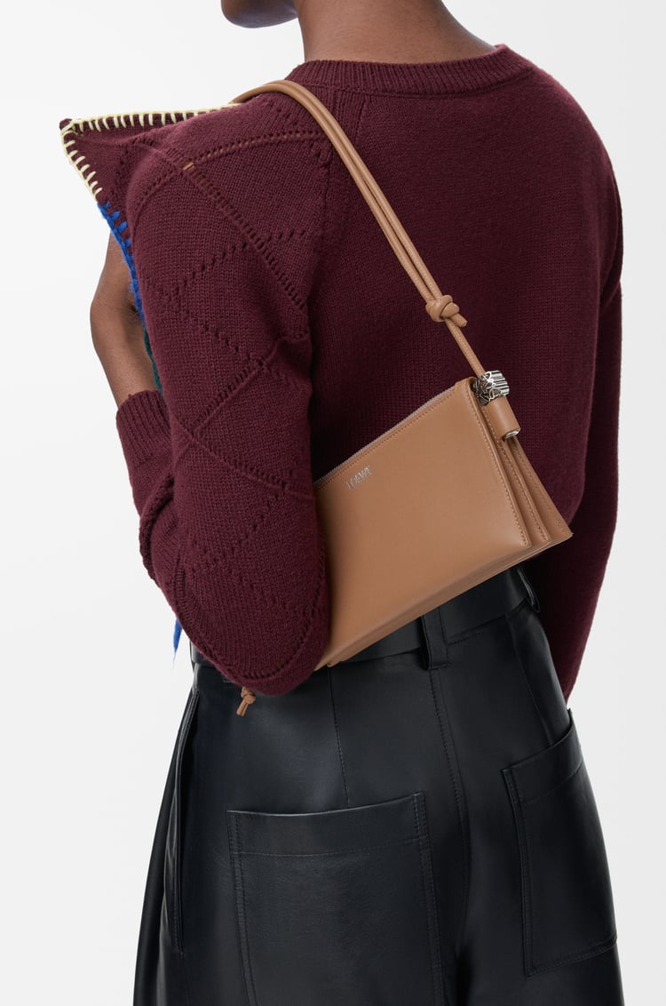 LOEWE 纳帕牛皮革 Joya 手拿包 摩卡色