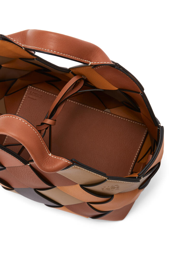 LOEWE Bolso pequeño Surplus Leather Woven Basket en piel de ternera Marron/Marron pdp_rd