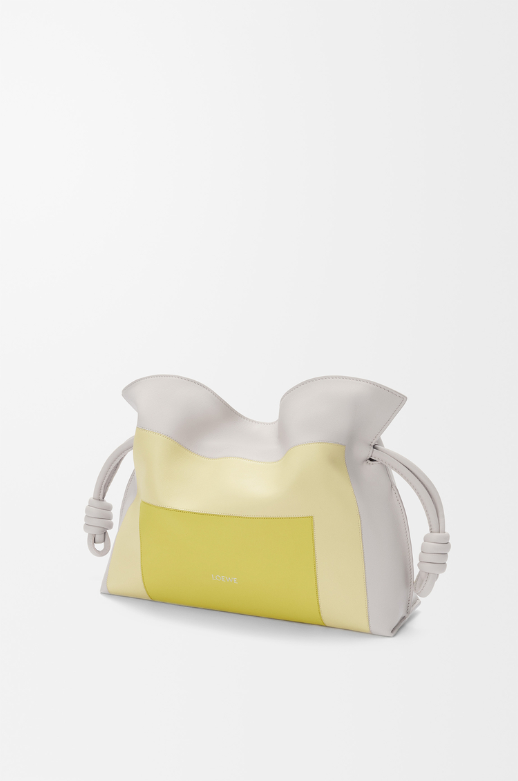 LOEWE Mittelgroße Flamenco Clutch aus Nappa-Kalbsleder Blassgrau/Heller Citrin