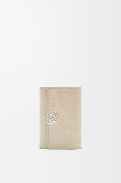 LOEWE Anagram small vertical wallet in pebble grained calfskin Light Ghost plp_rd