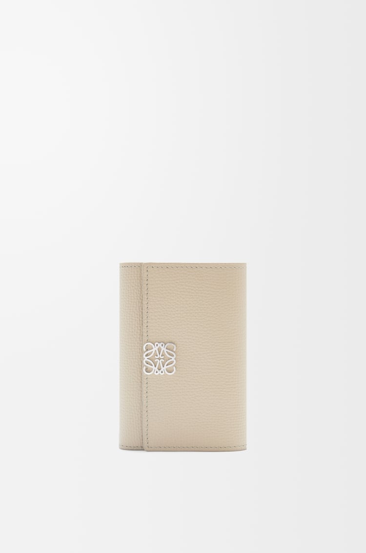 LOEWE Cartera vertical pequeña Anagram en piel de ternera Gris Claro