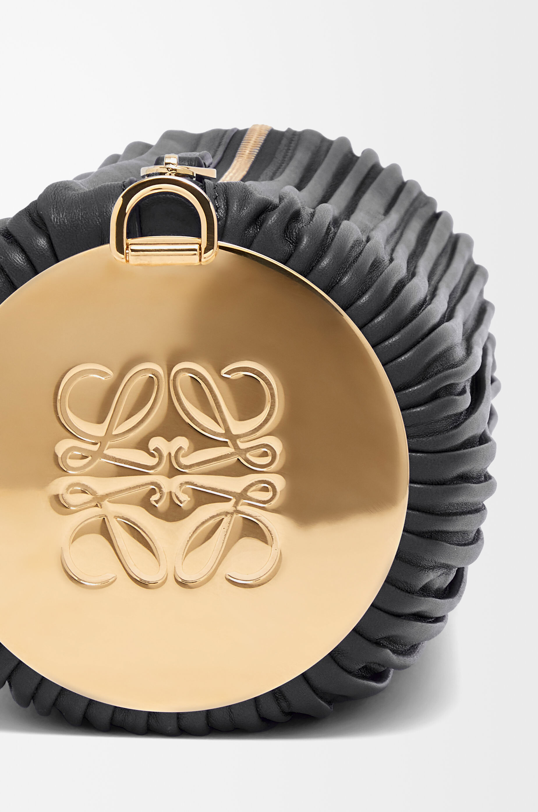 ブレスレットポーチ（プリーツナパ） ブラック - LOEWE