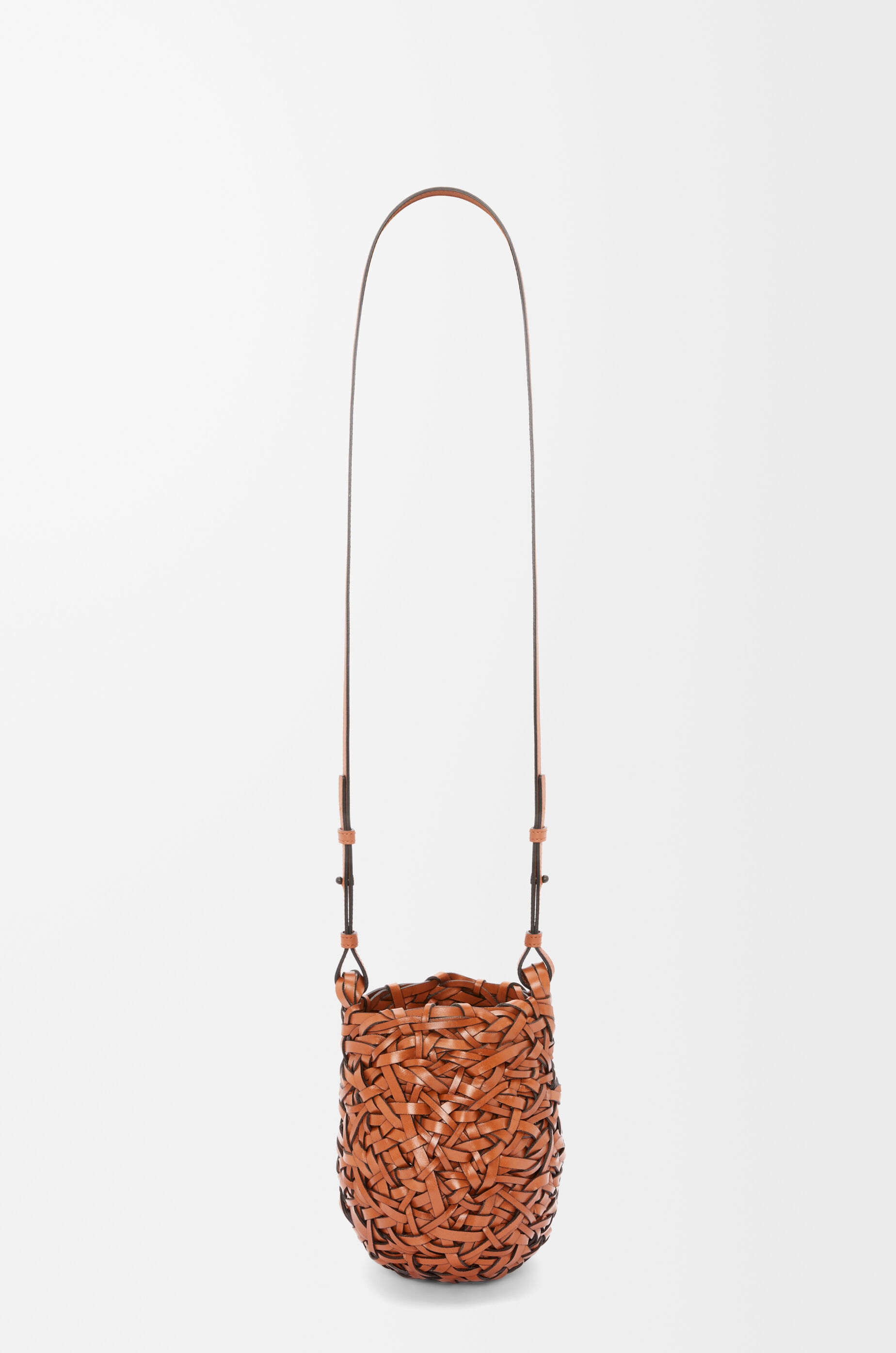 ネスト バスケットバッグ スモール（カーフ） ブラウン - LOEWE