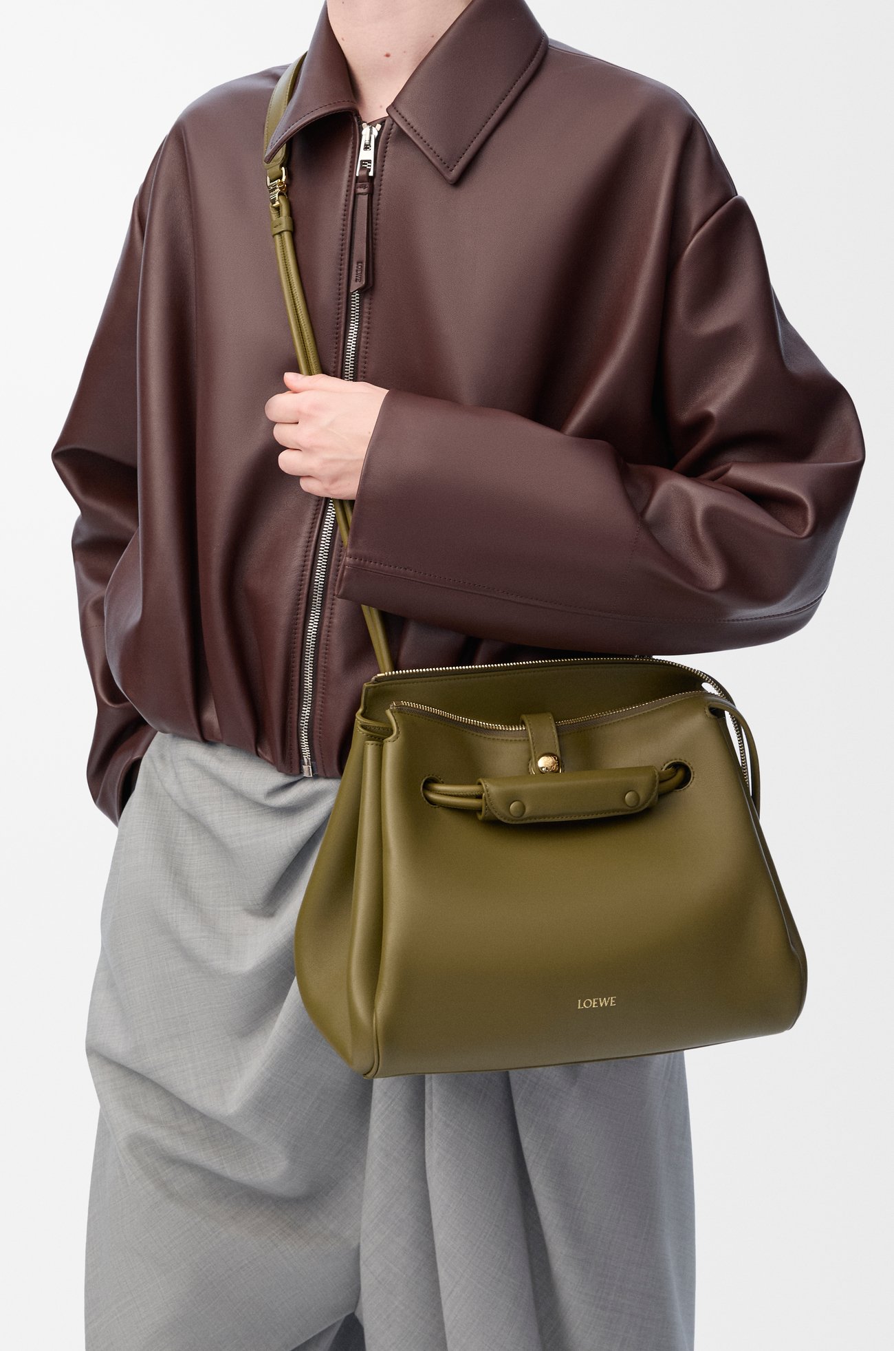 LOEWE 中型 Madrid 柔軟小牛皮包款 橄欖色