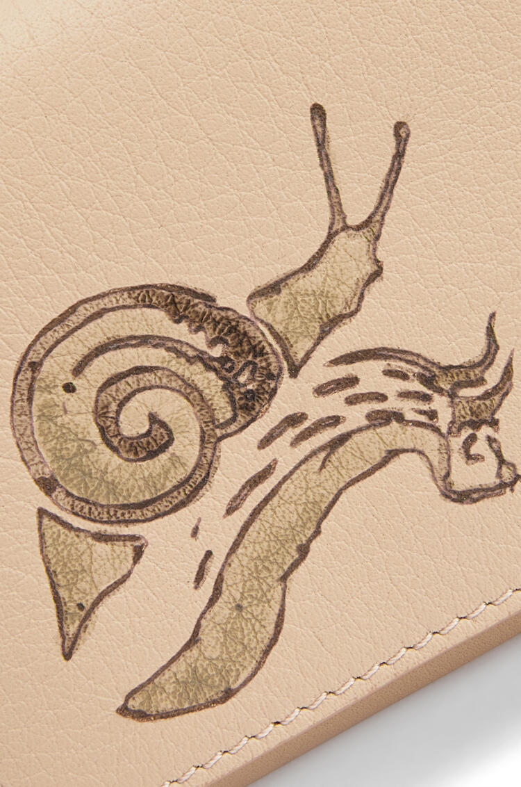 LOEWE Snail trifold wallet in classic calfskin Dusty Beige
