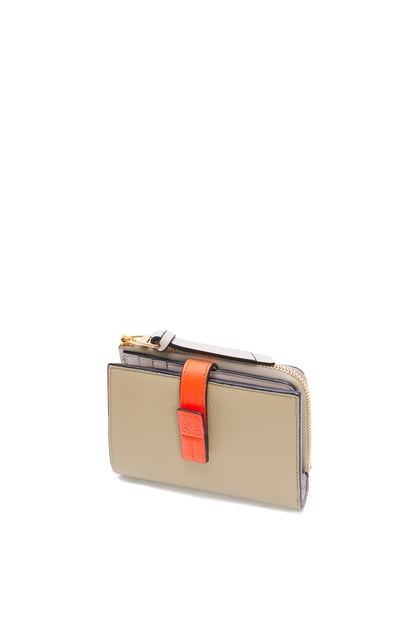 LOEWE Slim zip bifold wallet in soft grained calfskin 黏土綠/豔橘色 plp_rd