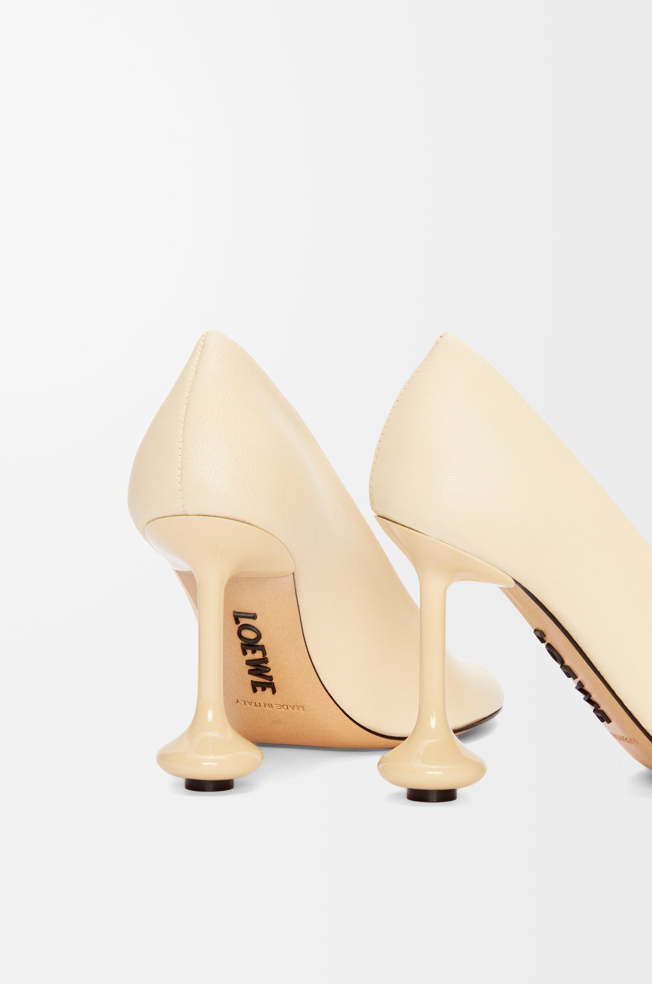 LOEWE Toy pump in goatskin Oat Milk plp_rd