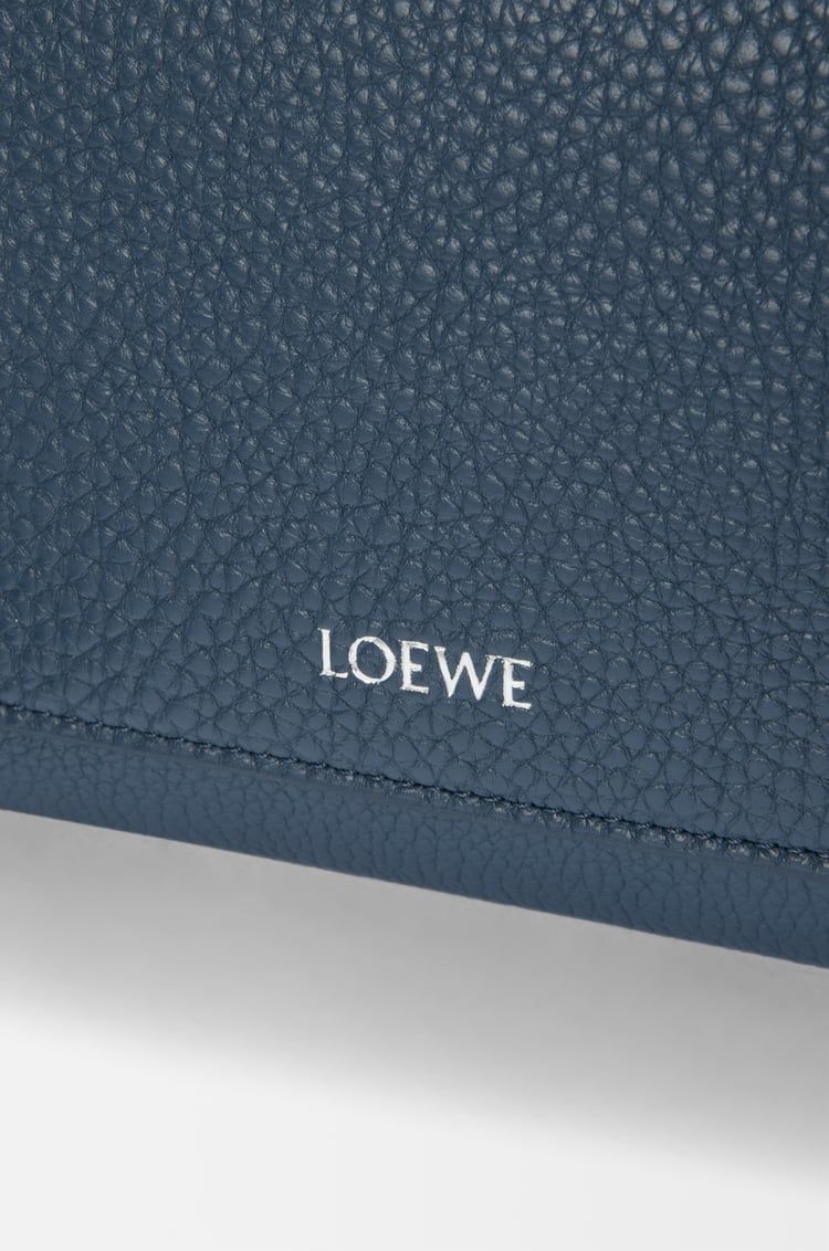 LOEWE ペブル メッセンジャーバッグ スモール（サプルグレインカーフ） インディゴダイ